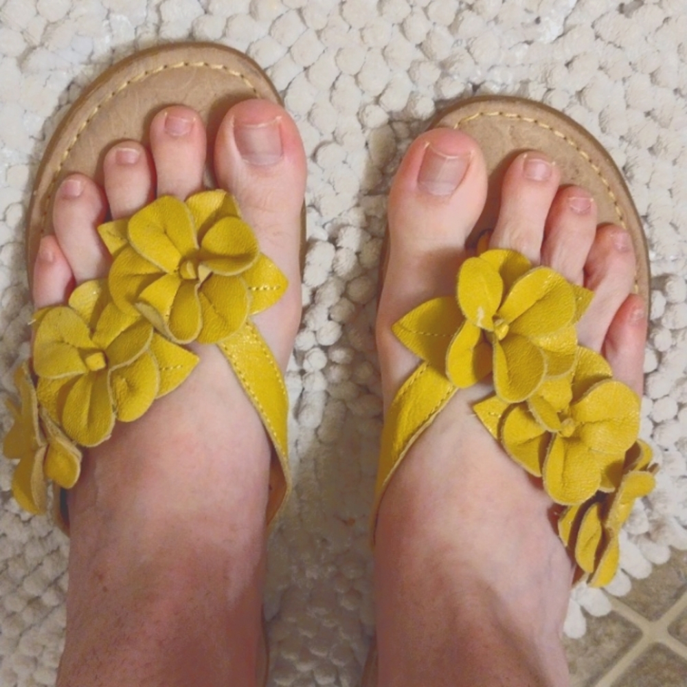 Born W8 Yellow Sandals